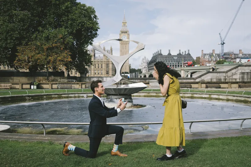 Jake proposing to Parmida beside the London skyline