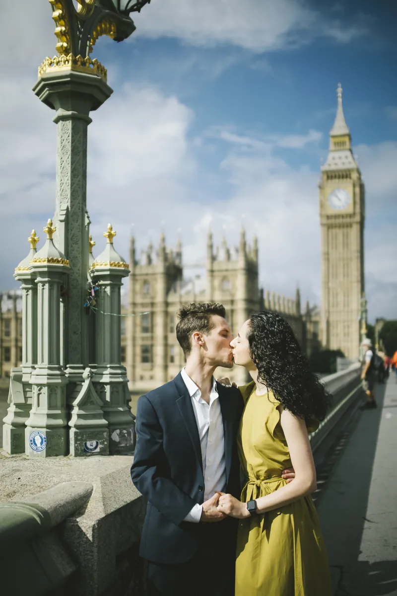 Parmida and Jake kissing on Westminster Bridge